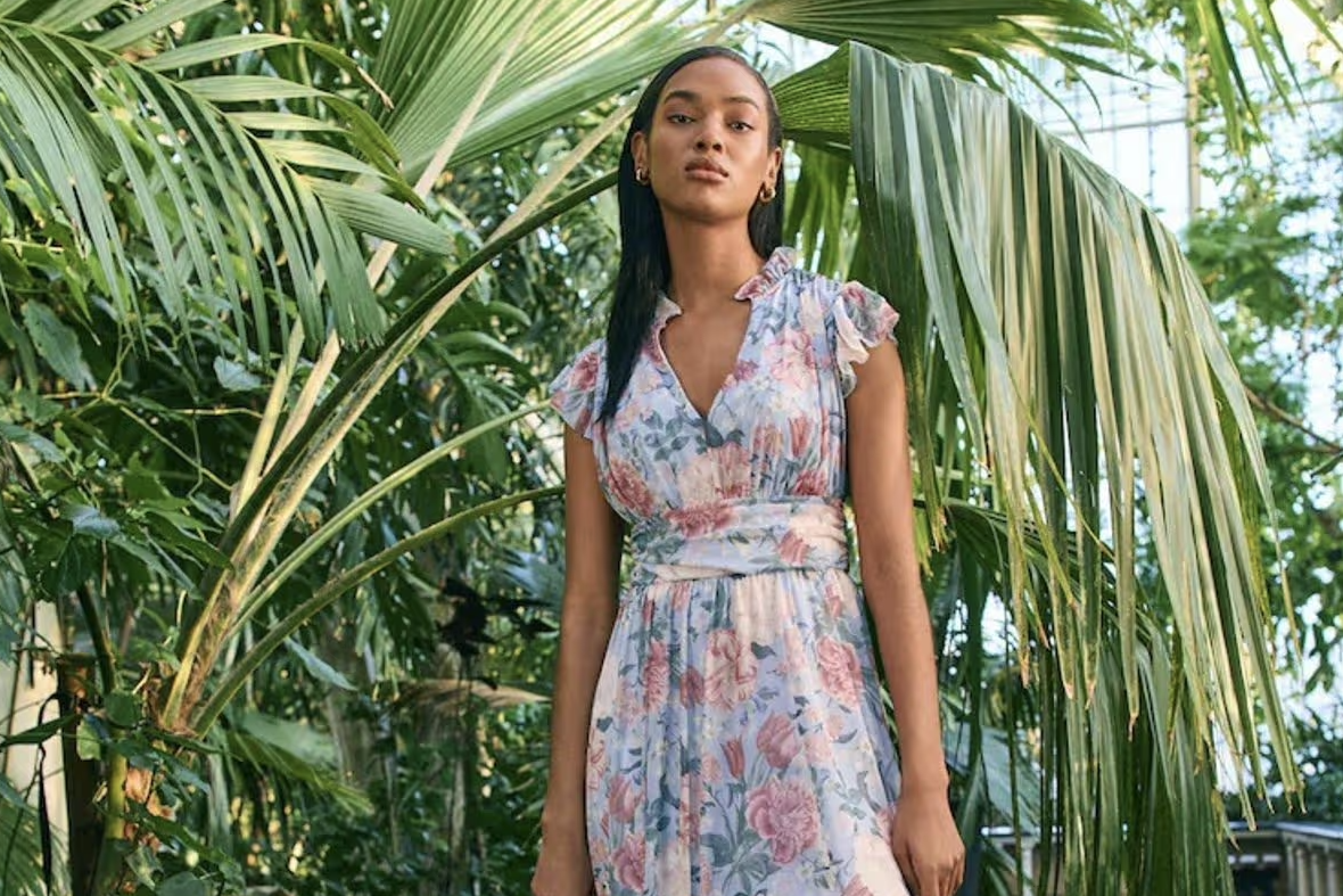Modell i en botanic-print kjole mellom palmeblader