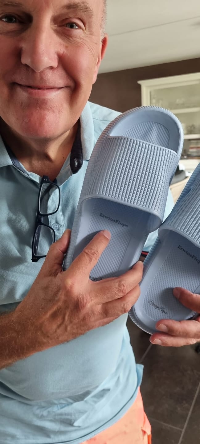 Erwin med blå HappyFlops